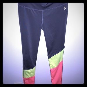 Girls athletic leggings.
